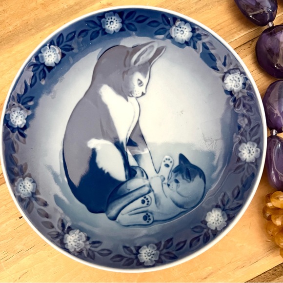 Vintage 1983 blue Royal Copenhagen Mama Cat & Kitten small hanging plate - Picture 2 of 4